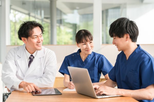 電子カルテで情報共有する医療スタッフ